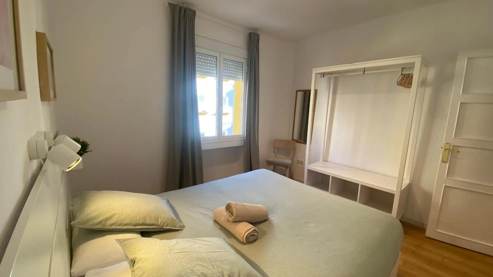 Apartment 2 Bedroom Virgen De Begona Seville Spain